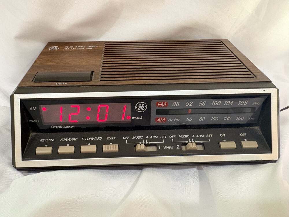 GE 7-4616A Vintage Alarm Clock Radio - Two Wake Times - FM/AM. WORKS GREAT!